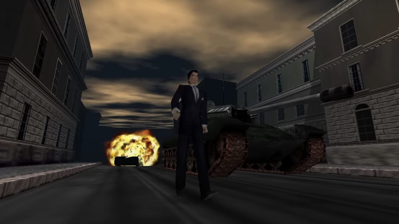 James Bond se aleja de un tanque que explota en Goldeneye 007.