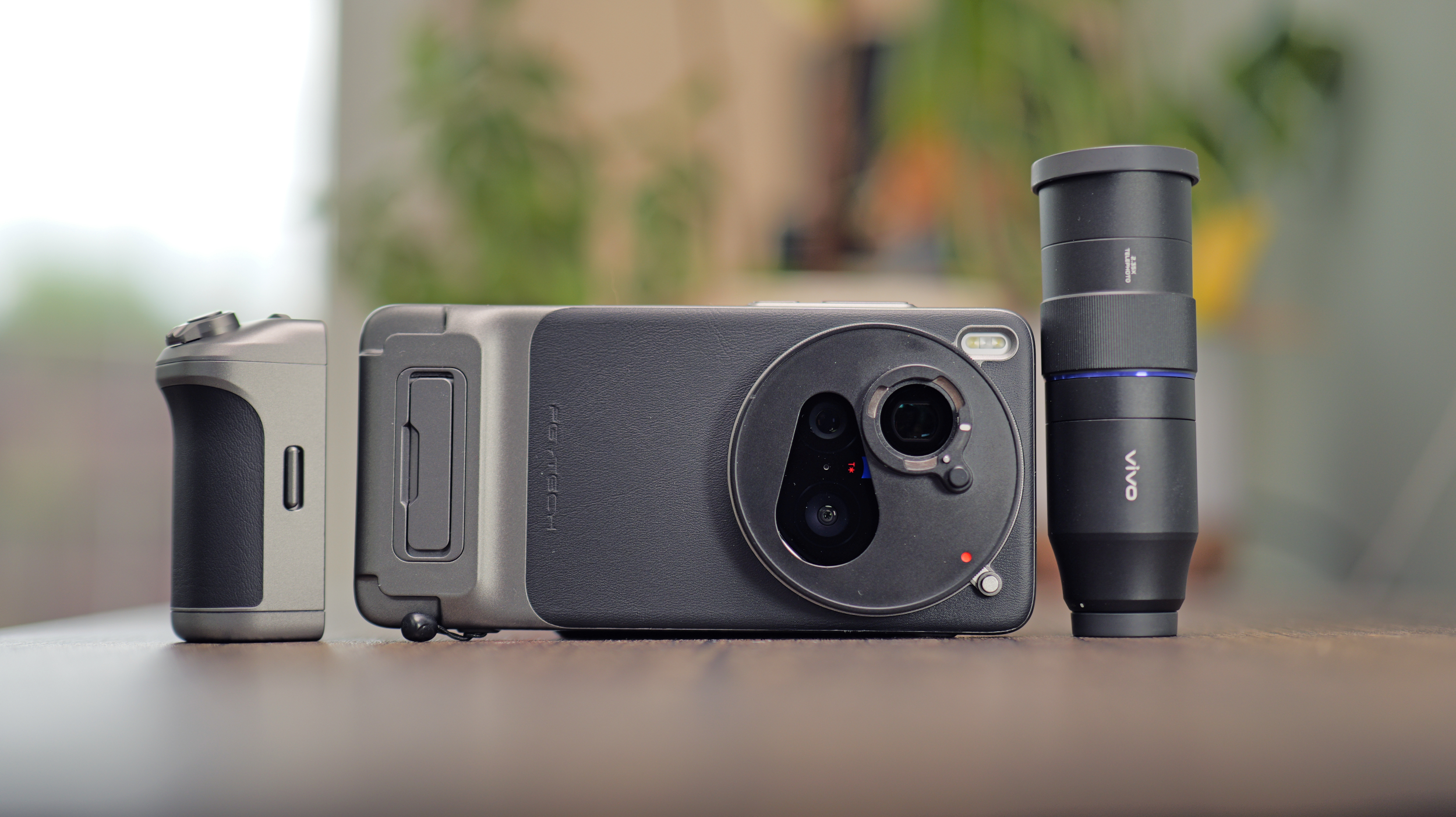 Vivo X200 Ultra phone next to camera case and telephoto lens kit accessories