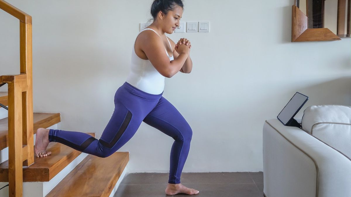 Bulgarian Split Squat exercise using home stairs