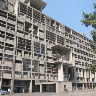 The Secretariat ’s long and horizontal form spans eight concrete levels.