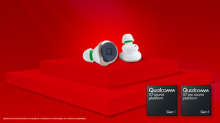 Qualcomm S7 und S7 Pro Gen 1 Abzeichen neben einem Paar weißer Ohrstöpsel, auf rotem Hintergrund