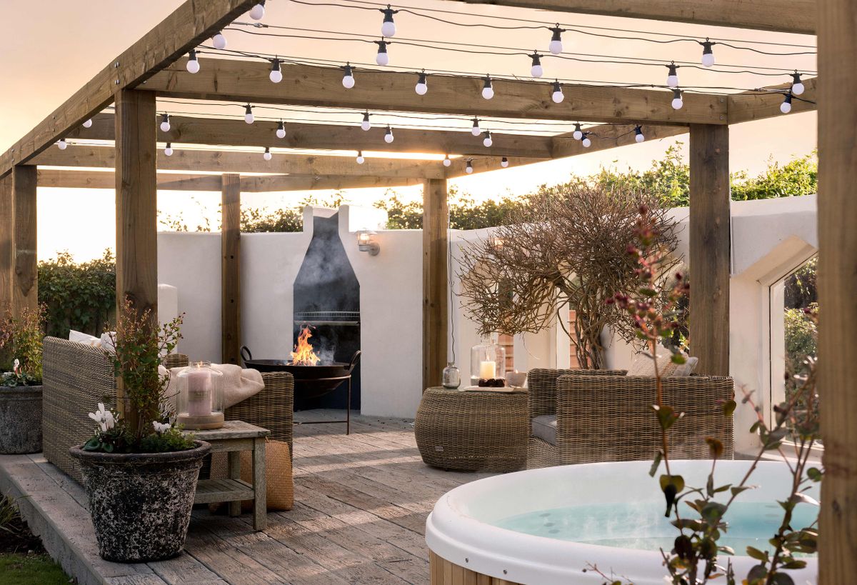 Comment restaurer votre pergola en bois grisonnant comme un pro 