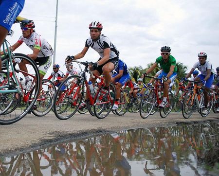 Rider Jose Alarcon (Sumiglov-Gober. Merida) and others round a bend.