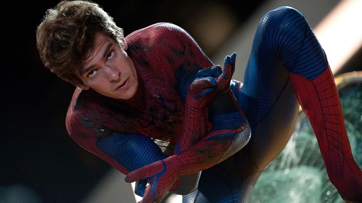 Peter Parker/Spider-Man (Andrew Garfield) looks ahead in The Amazing Spider-Man (2012)