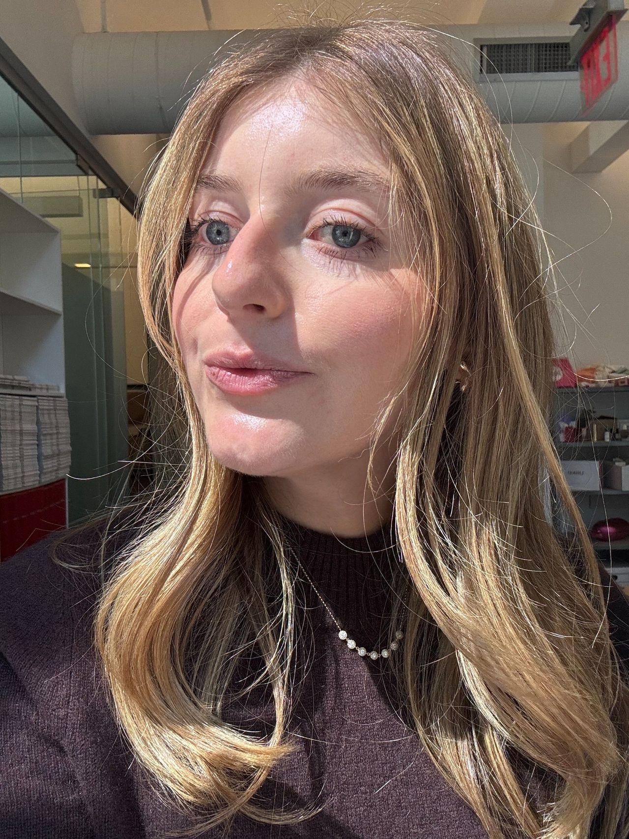 Samantha Holender before and after applying Violette_Fr's Bisou Balm in Chocolat.