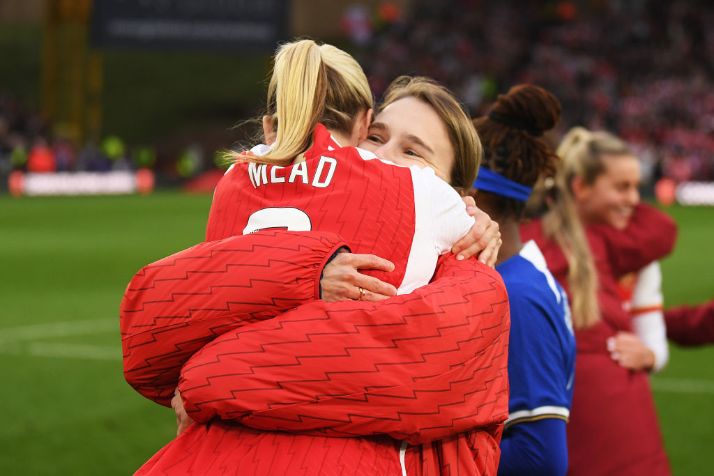 Vivianne Miedema and Beth Mead hug one another