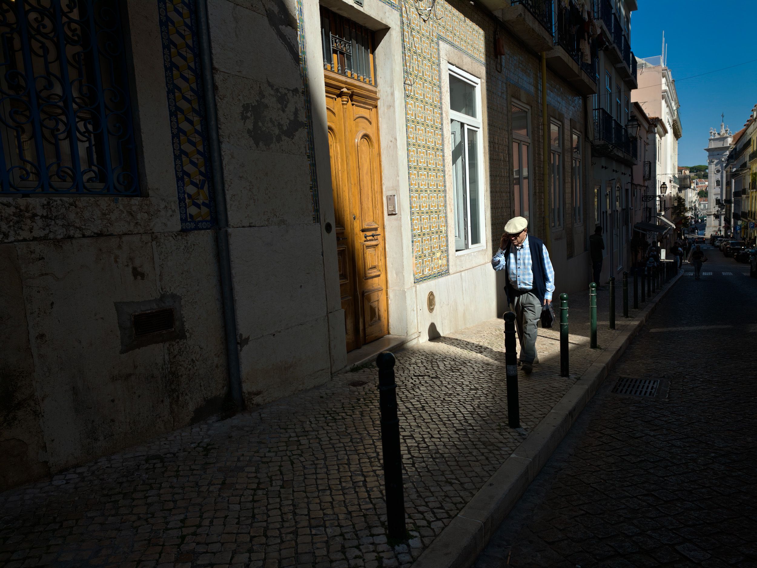 Oppo Find X10 Pro Max image sample gallery: man in a shaft of light between buildings in Lisbon street
