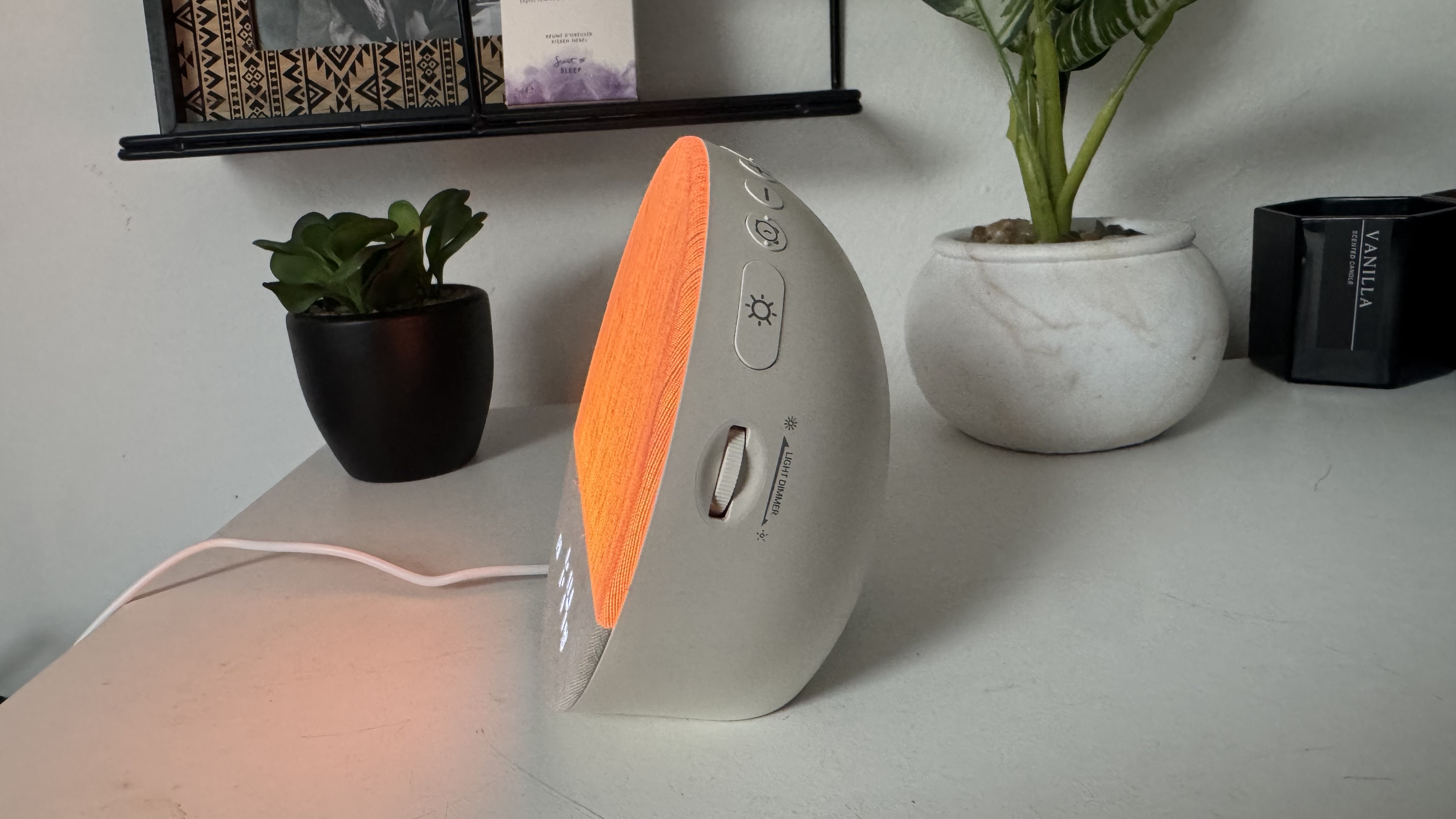 Our sleep tech reviewer testing the Dreamegg sunrise alarm clock 