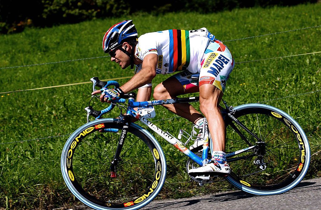 Mapei-QuickStep's road race world champion, Oscar Freire, pushes his Colnago to the limit during the 2002 Z&uuml;ri-Metzgete