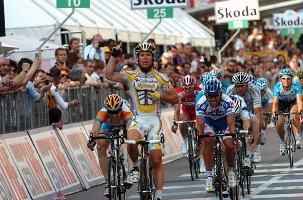 Mark Cavendish wins his first road stage of the Giro d'Italia.