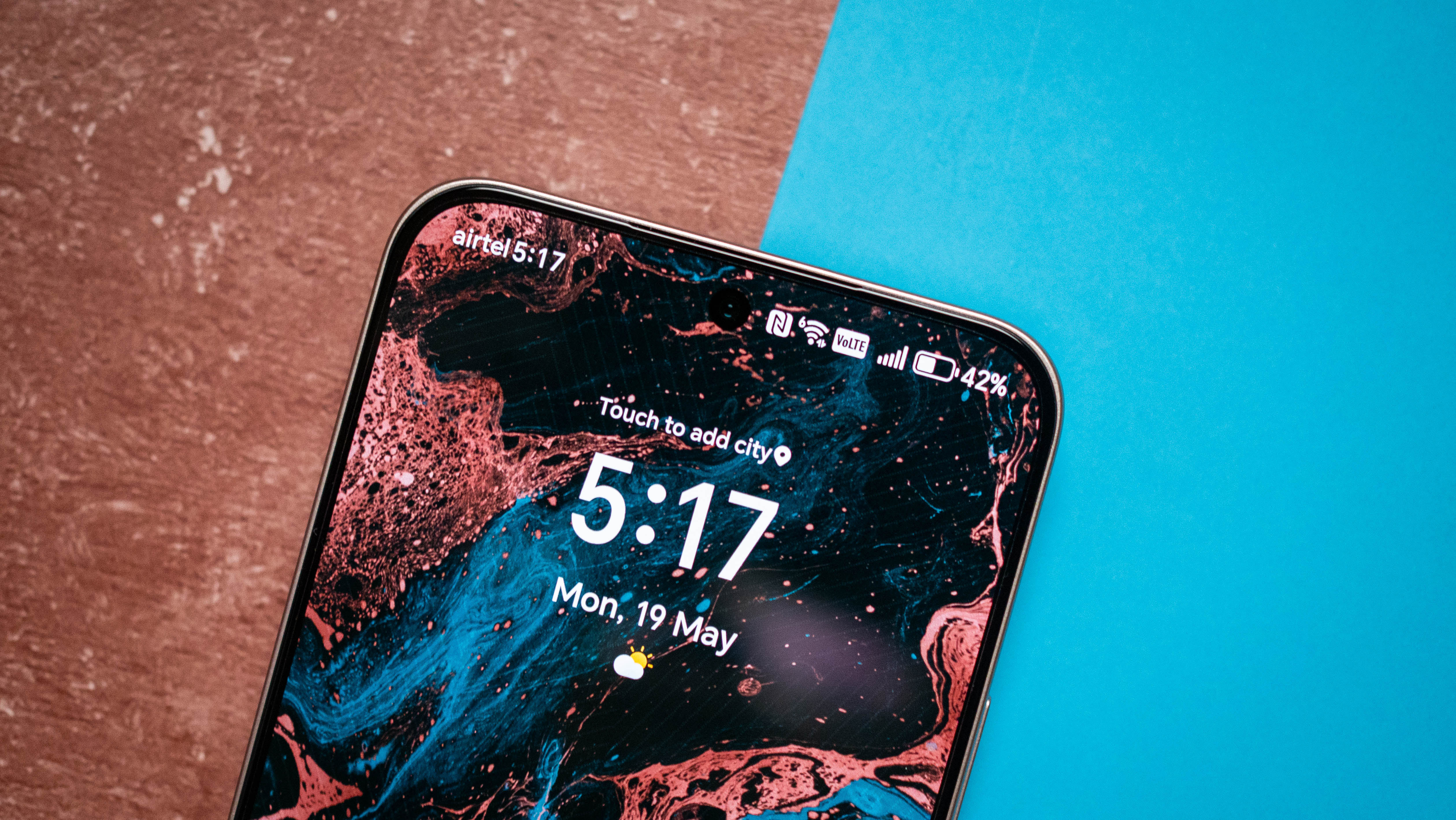 Honor 400 home page against blue and red background with panel bezels showcased