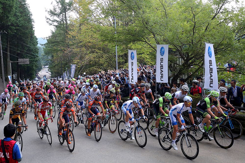 The peloton comes through the finish