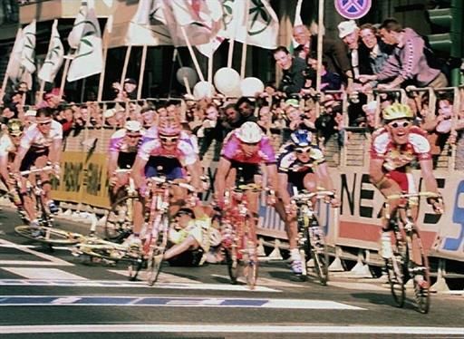 A crash on the finish line took out Laurent Jalabert as Erik Zabel won the sprint ahead of Alberto Elli