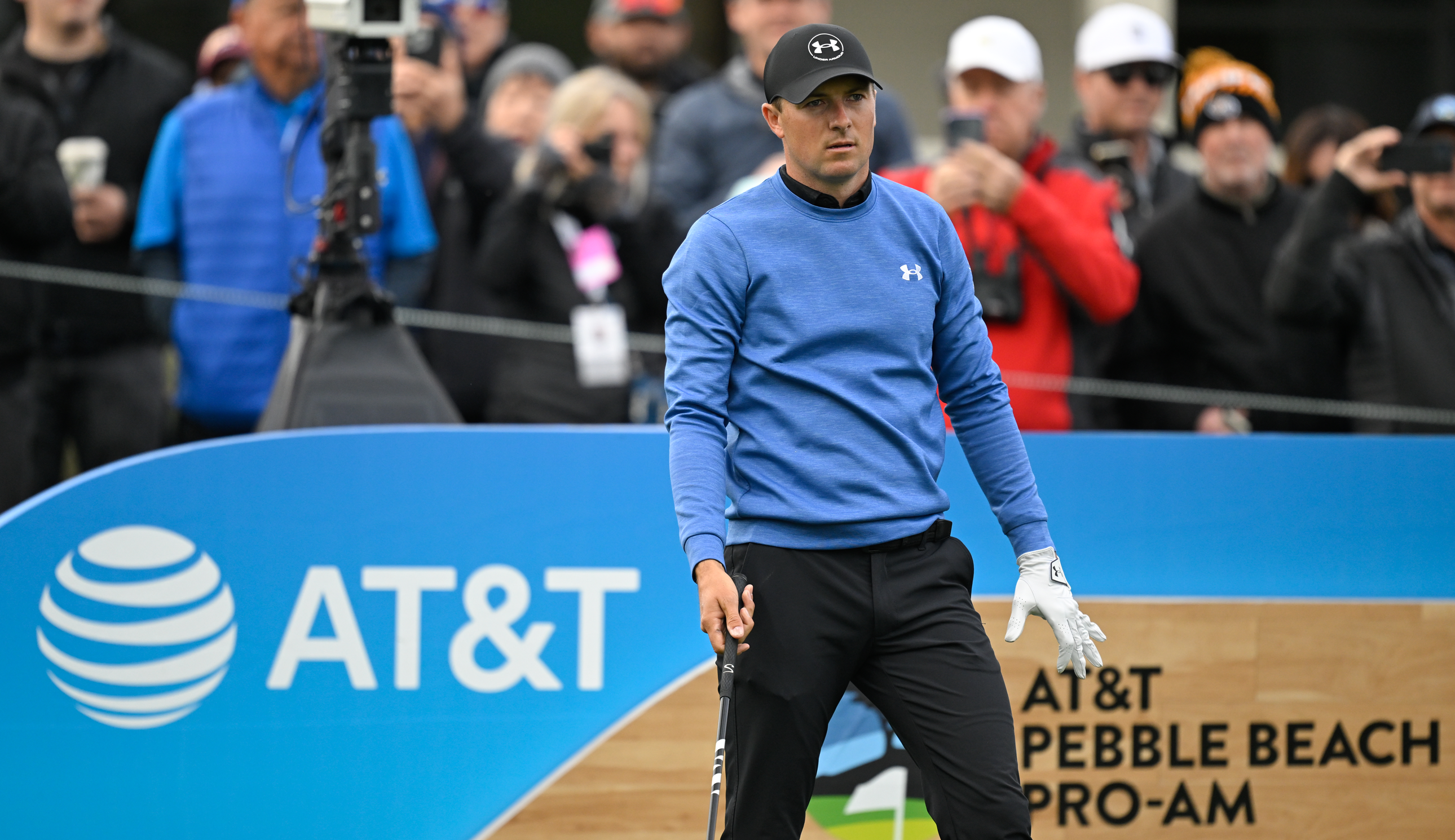 Jordan Spieth lines up hit shot