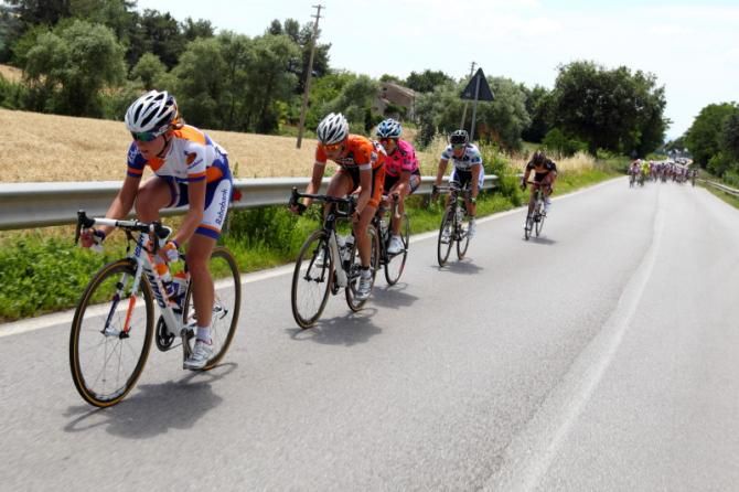 Annemiek Van Vleuten (Rabo-LivGiant) leads a small breakaway group with 20 klimotres to go, but they were brought back before the finish
