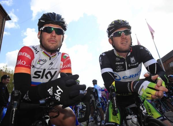 Former teammates Mark Cavendish (Sky) and Matt Goss (Orica-GreenEdge) before the start.