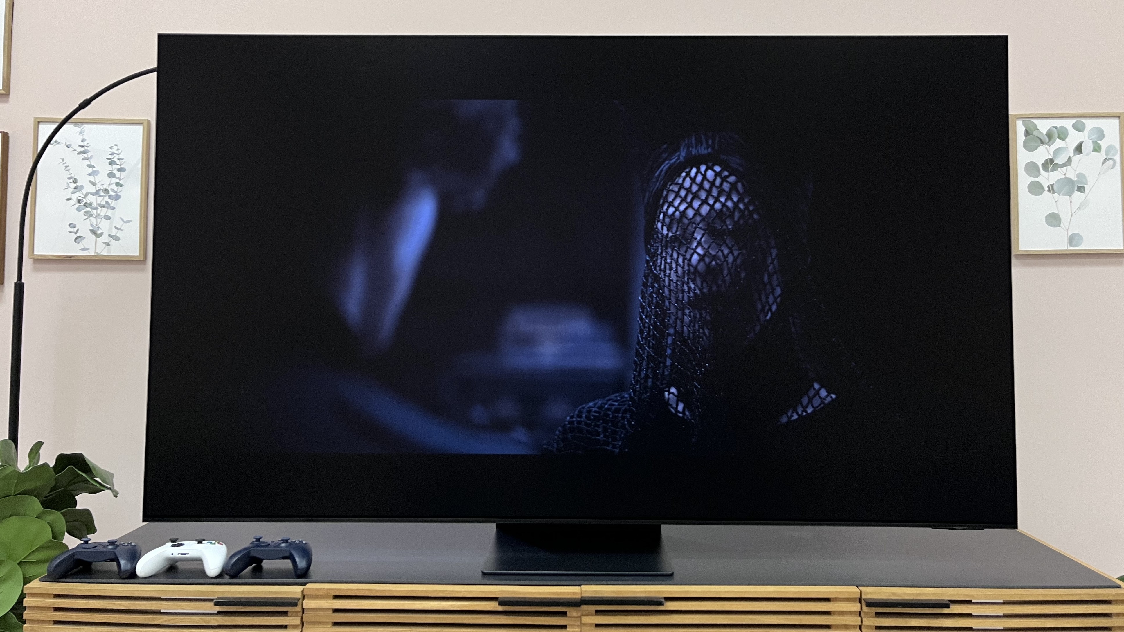 Samsung S95D ⁢displaying an image from Dune without on-screen glare