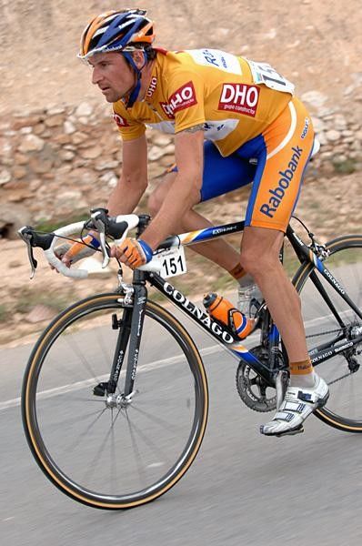 Denis Menchov (Rabobank) looks cool in the maillot oro.