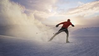 一个人溜冰滑雪在日落时分