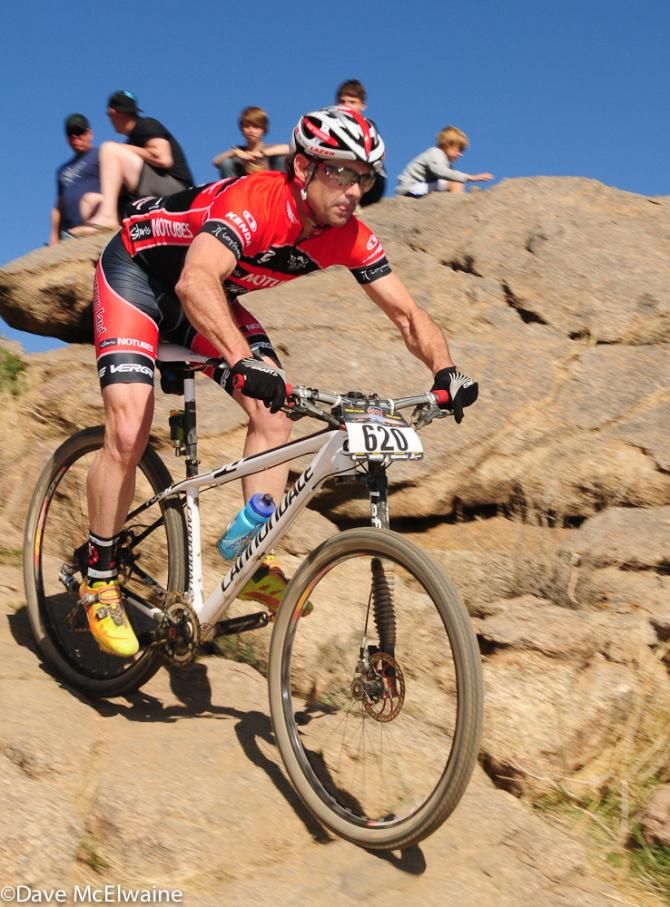 Kenny Wehn (NoTubes) helping his five-person team to take the win