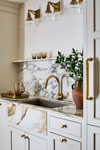 A kitchen with a veined marble backsplash
