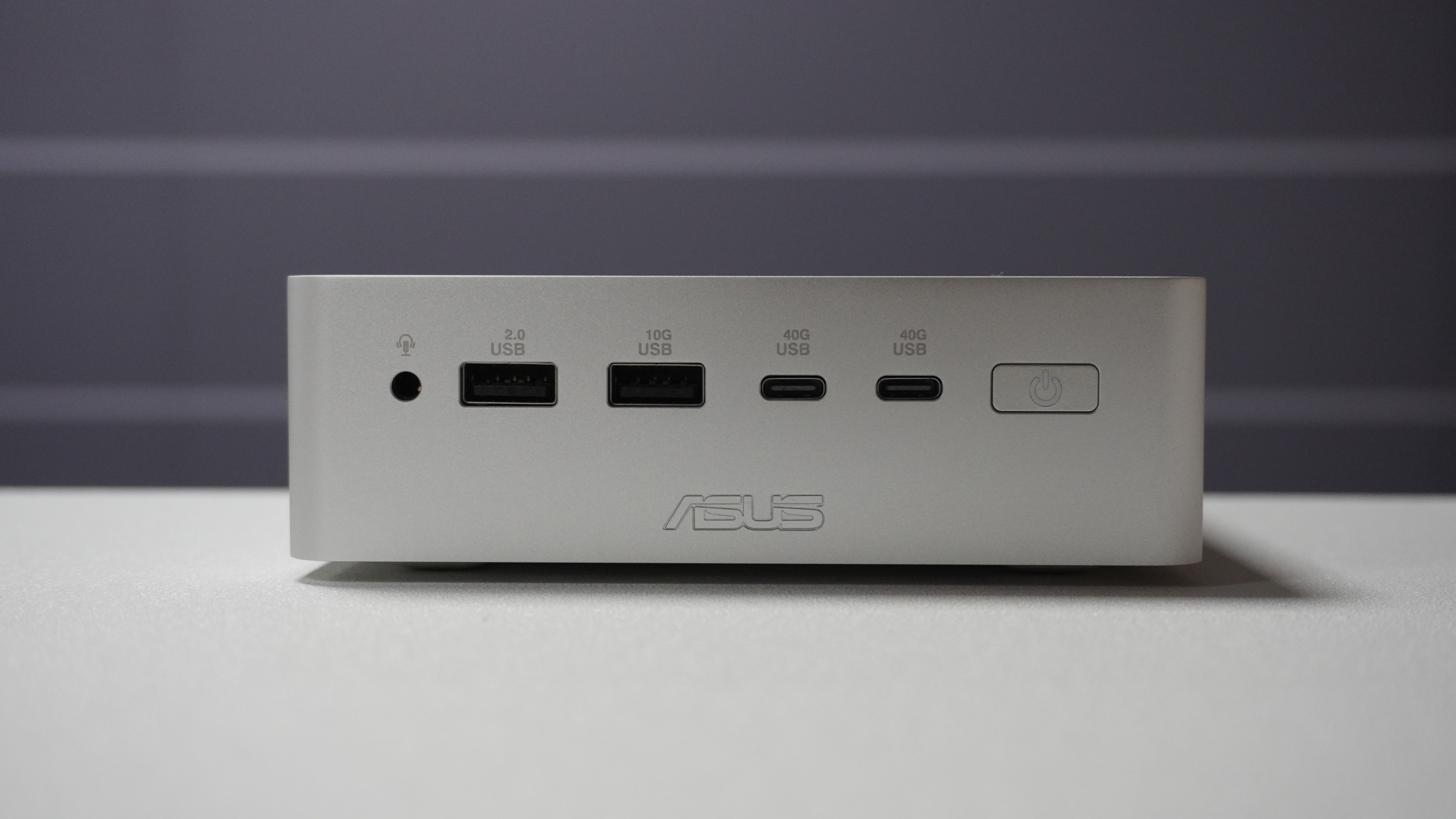 درگاه های جلو Asus Ascent QN10