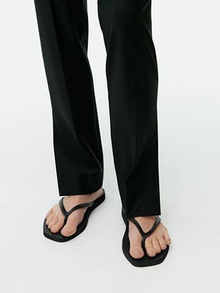 Black minimal flip flops