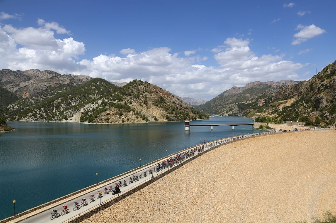 The Vuelta a Espana peloton on stage 7 to Pozo Alcon.