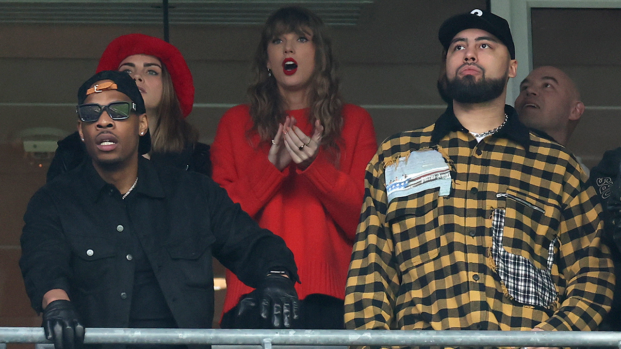 Cara Delevingne, Taylor Swift y Ross Travis observan durante el segundo cuarto del Juego de Campeonato de la AFC entre los Baltimore Ravens y los Kansas City Chiefs en el M&T Bank Stadium el 28 de enero de 2024.