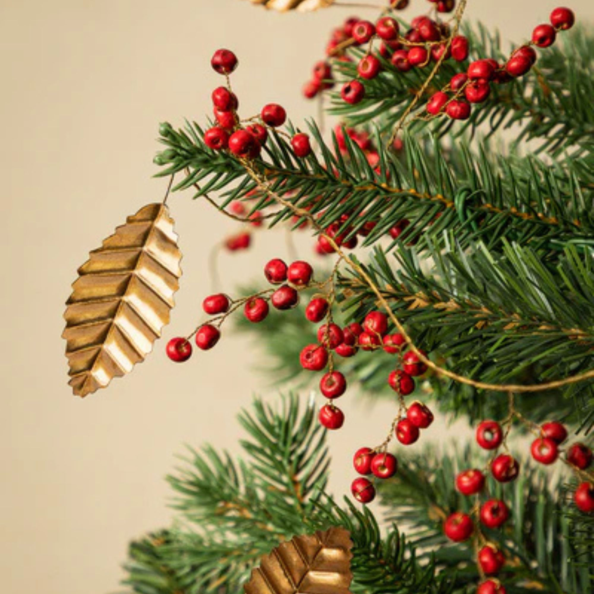 6&#039; Holly Berry Garland