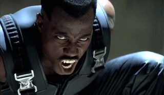 Blade Wesley Snipes snarling while crouched, showing his fangs to the enemy