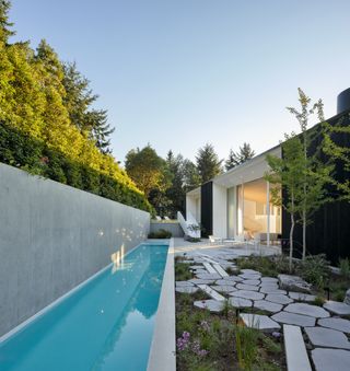 Garden and swimming pool in Vancouver house by Battersby Howat