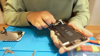 Removing iPhone battery