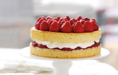 Genoese-sponge-with-strawberries-and-cream