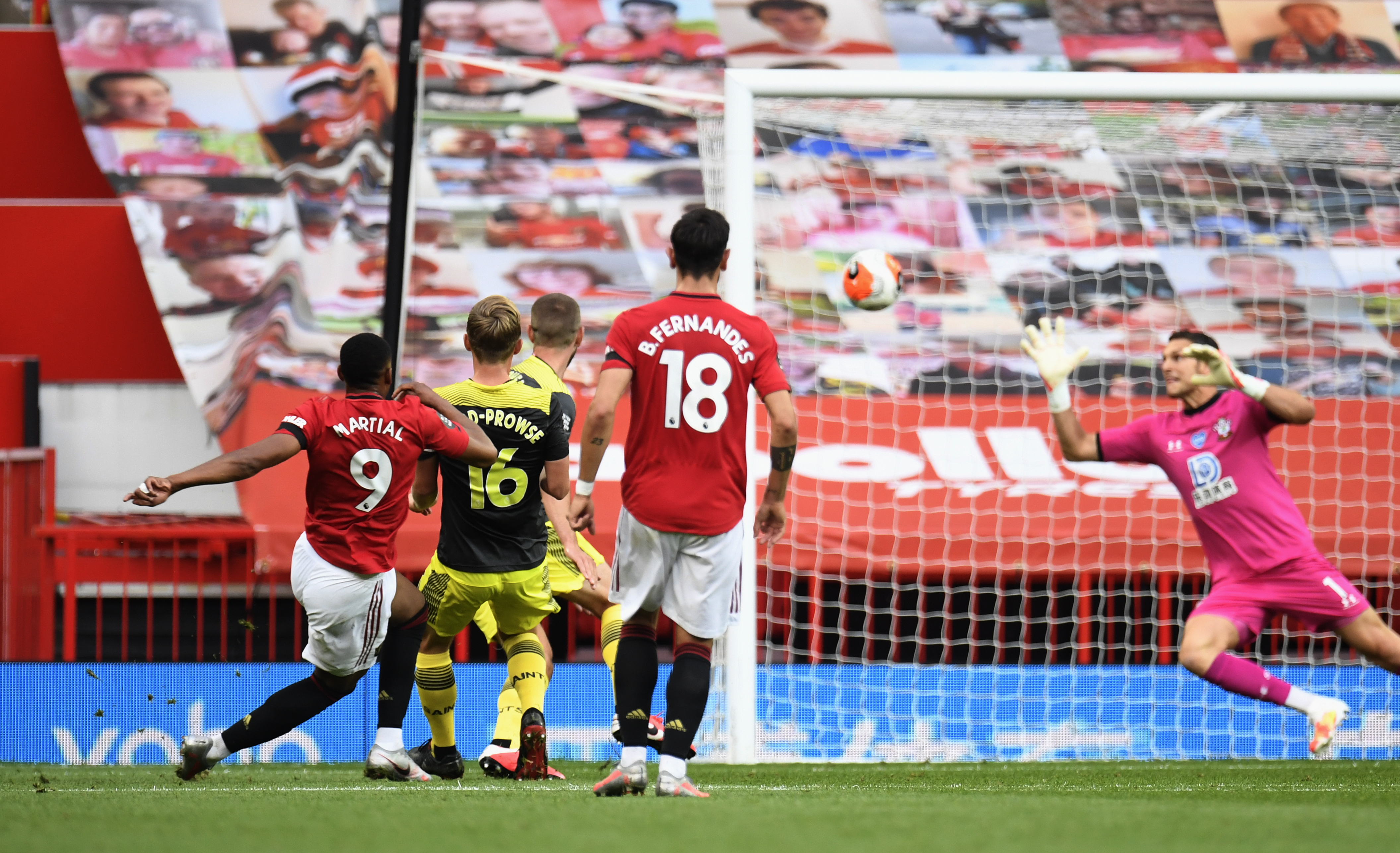 O golo de Anthony Martial colocou a equipa da casa na frente