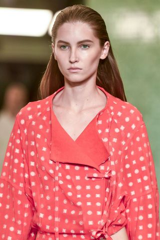 Model on the runway at Tory Burch wearing contour, a key Spring/Summer 2025 Fashion Month beauty look