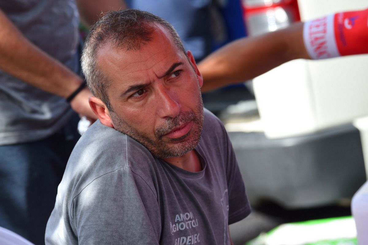 Androni Giocattoli-Sidermec sports director Alessandro Spezialetti planning for the stage