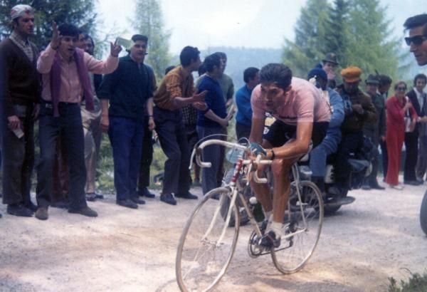 Merckx in pink on the dirt roads of the 1970 Giro