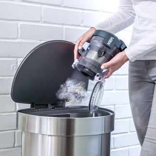 emptying Vax Blade 2 Max waste container