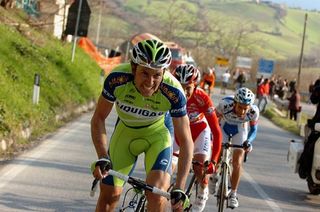 Italy's Ivan Basso (Liquigas) heads a group with Stefano Garzelli (Acqua & Sapone-Caffè Mokambo) and Michele Scarponi (Diquigiovanni-Androni) behind.