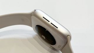 En närbild på baksidan av en vit Apple Watch SE 2.