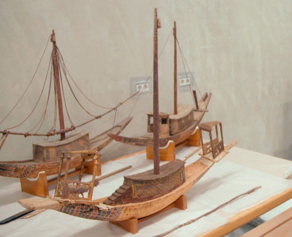 The newly rediscovered mast and boat pieces belonged to the boat in the foreground, meant for King Tut’s afterlife.