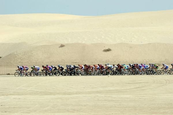 Riders sweep through the desert in the 2011 Tour of Qatar
