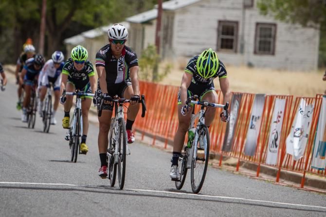 Joanne Kiesanowski (TIBCO) nearly gets Carmen Small (DNA Cycling) on the line