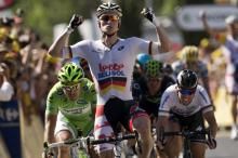 Andre Greipel (Lotto Belisol) sprints to win stage 6