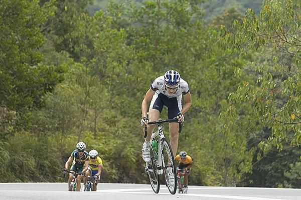 Sebastian Siedler (Vorarlberg-Corratec) from Germany climbs away from the field and into a break.