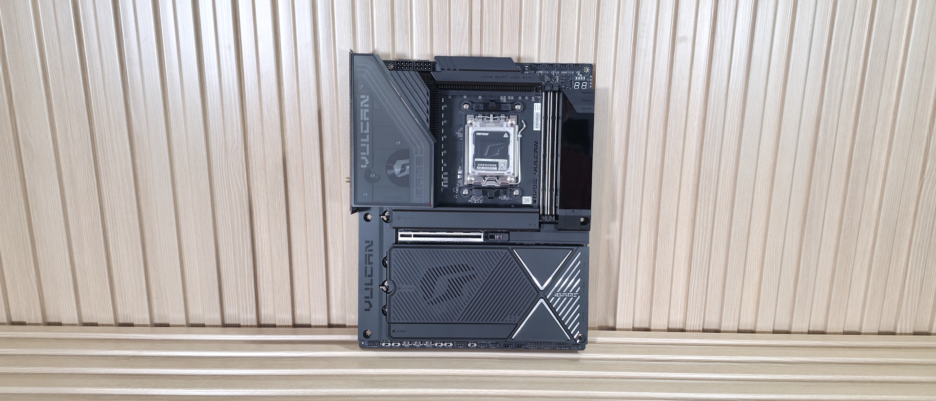 Colorful iGame X870E Vulcan OC