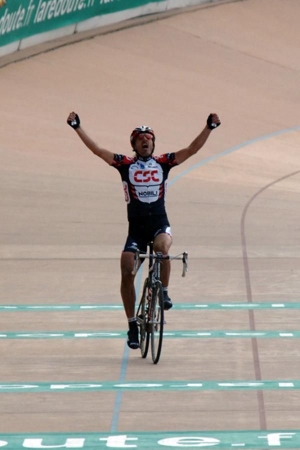 Fabian Cancellara wins alone in 2006