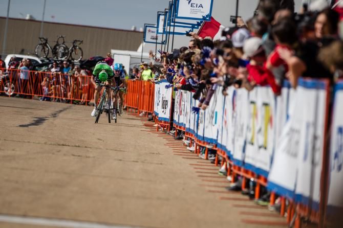 Sep Vanmarcke (Belkin) leads Ramunas Navardauskas (Garmin-Sharp) to the line