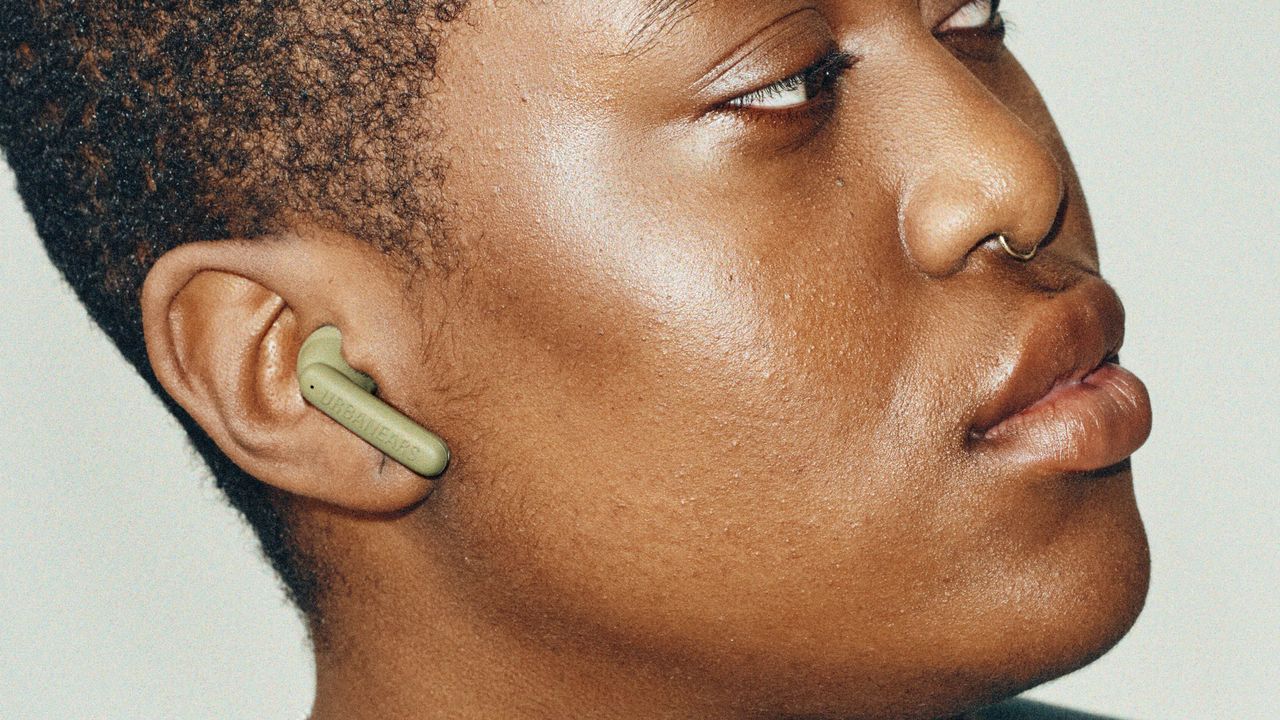 Urbanears Boo green worn by black woman